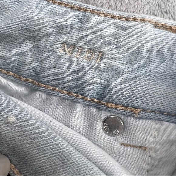 American Eagle - Ne(x)t Level Stretchx Midi light Denim Shorts (SIZE 4) - Picture 4 of 9